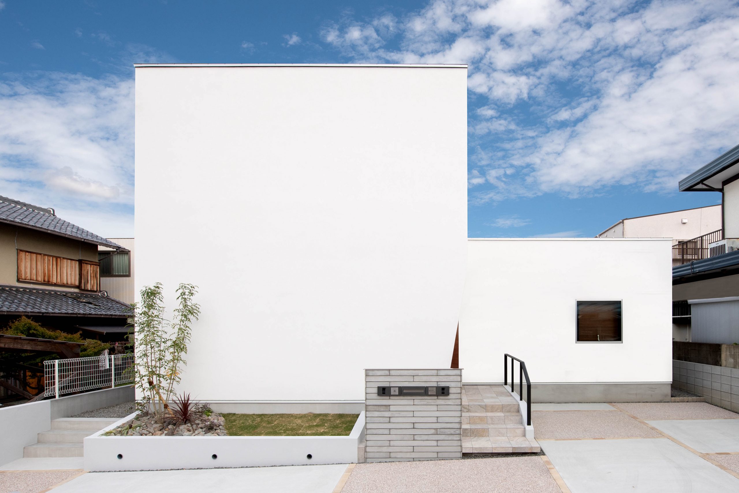 ３方家に囲まれた69坪の土地に建つ 真っ白な漆喰仕上げのコートヤードハウス